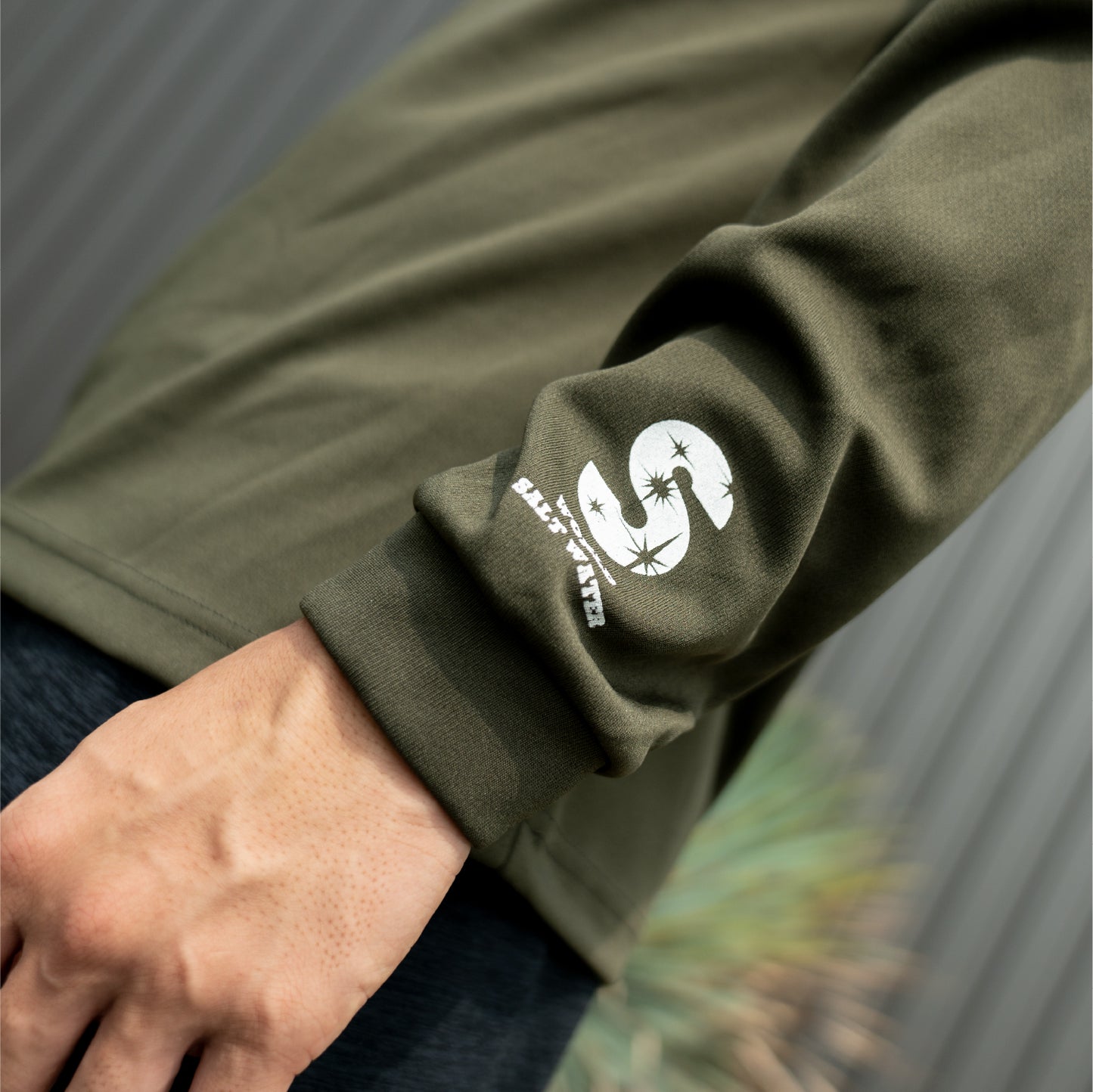 【残りわずか!3Lのみ】羽根ロゴバックプリント長袖ドライTシャツ / アーミーグリーン