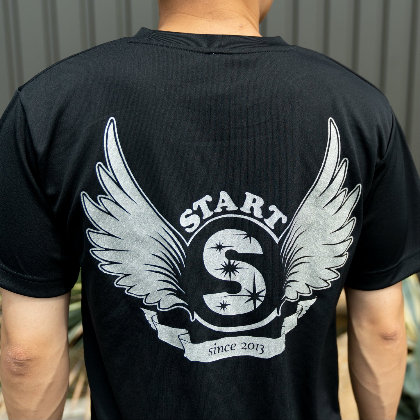【残りわずか!サイズMのみ】羽根ロゴバックプリント半袖ドライTシャツ / ブラック